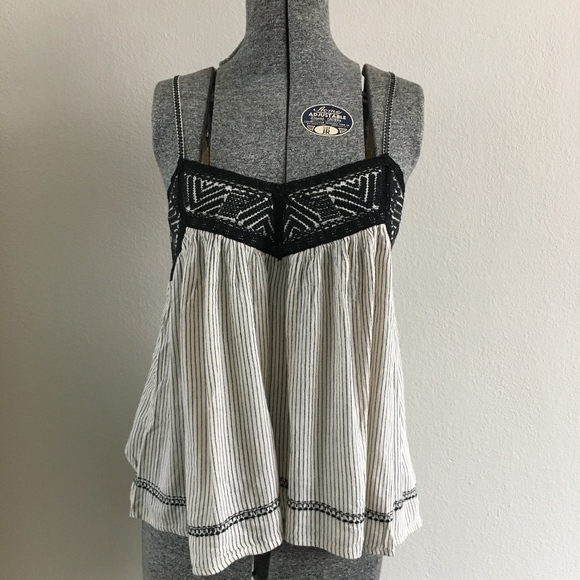 American Eagle Outfitters Tops - 🌸 American Eagle Embroidered Top